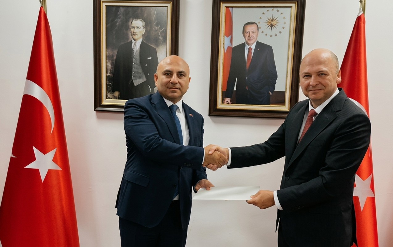 Rəşad Aslanov etimadnaməsinin surətini Mustafa Cem Gündüzə təqdim etdi -