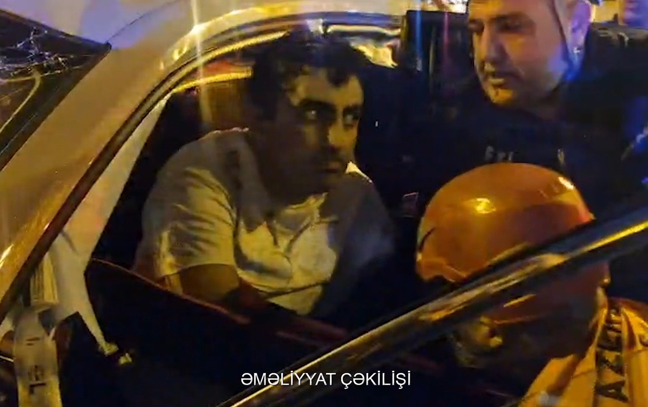 Maşında sıxılan şəxsi FHN əməkdaşları xilas etdi - Anbaan görüntülər