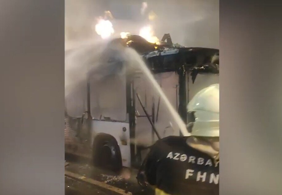 Bakıda avtobus yandı - Video