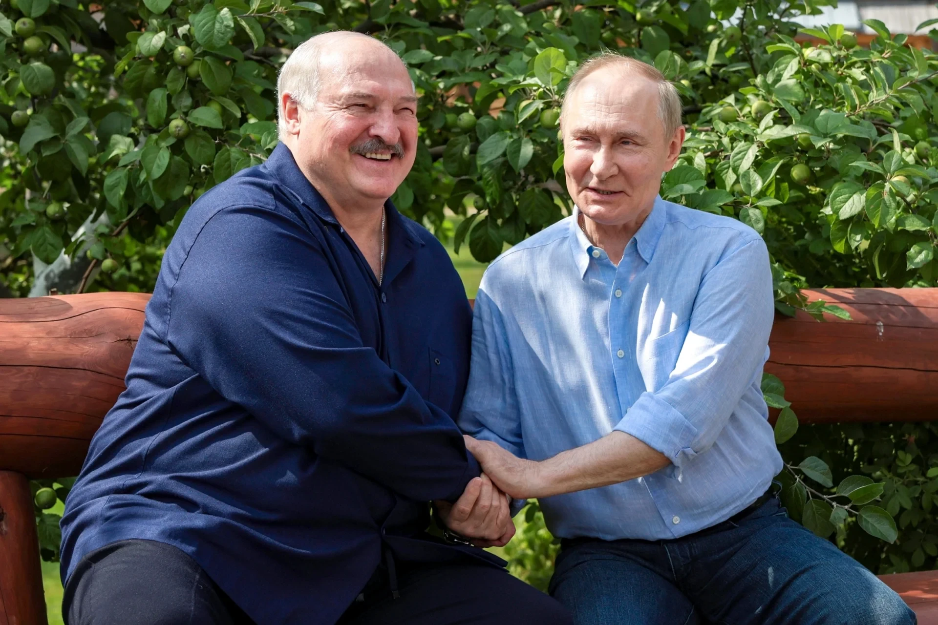 Lukaşenko 72 yaşını qeyd edir - Putin həmkarını ağız dolusu təriflədi