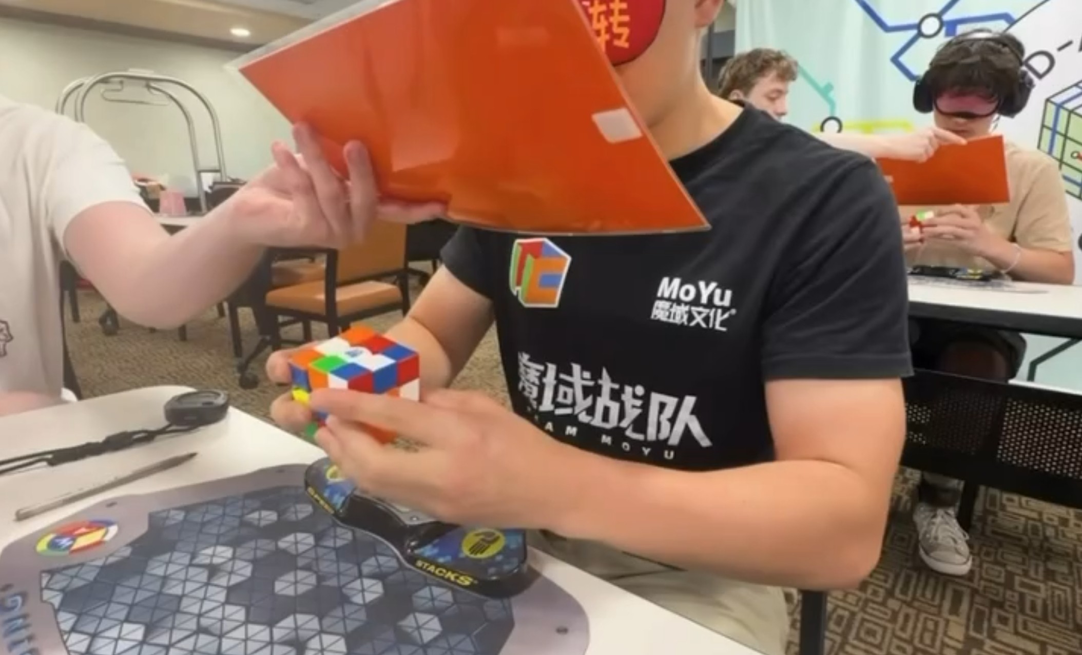 Rubik kubikini gözləri bağlı 11,56 saniyəyə yığdı - Dünya rekordunu yenilədi -