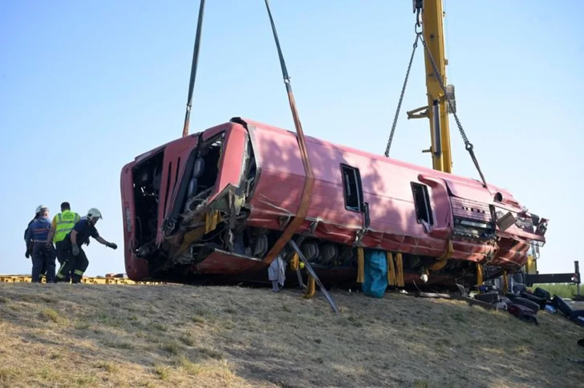 Turist avtobusu Macarıstanda qəzaya düşdü: Xeyli sayda ölü və yaralı var - FOTO