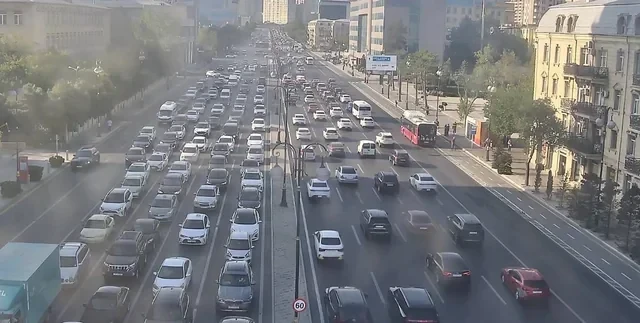 Bakıda 15 yolda tıxac müşahidə olunur
