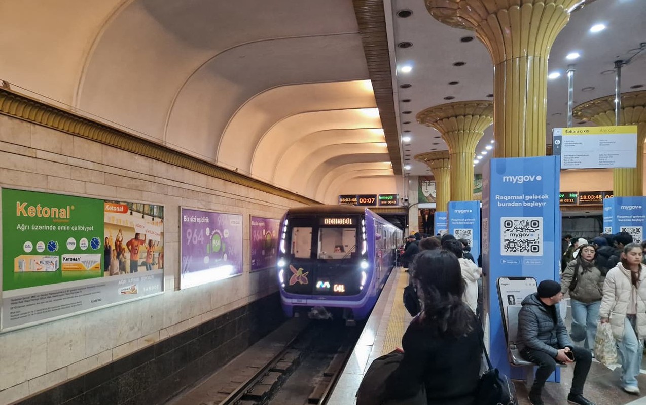 Metroda kişi qatar yoluna tullanıb