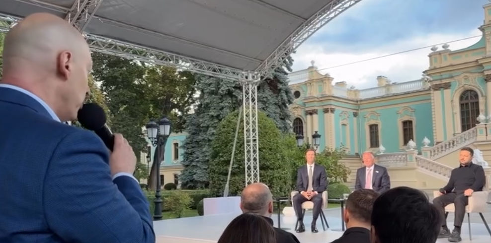 “Putinlə eyni masa arxasında əyləşmək sizə iyrənc gəlmir?” -