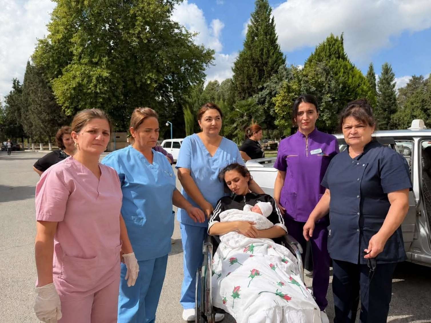 Qadın doğuş xəstəxananın həyətində doğuş etdi