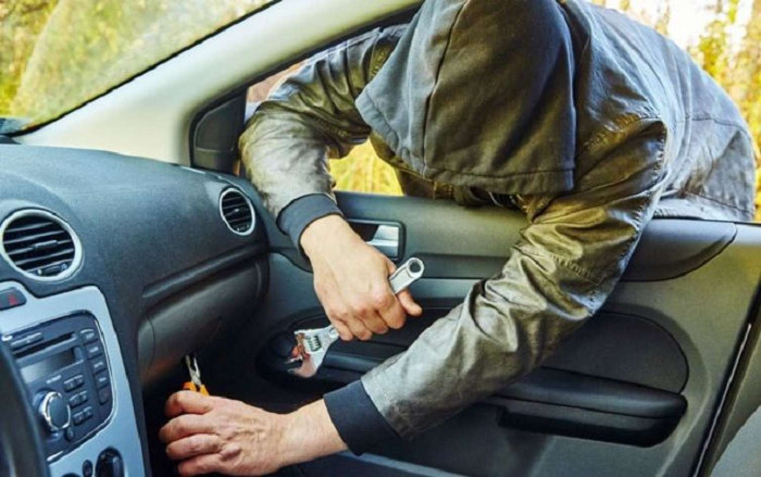 Bakıda avtomobildən 78 min   manat oğurlandı