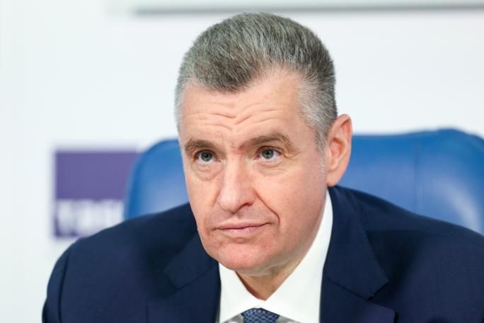 Слуцкий сравнил подход Ле Пен и Макрона к отношениям с Россией