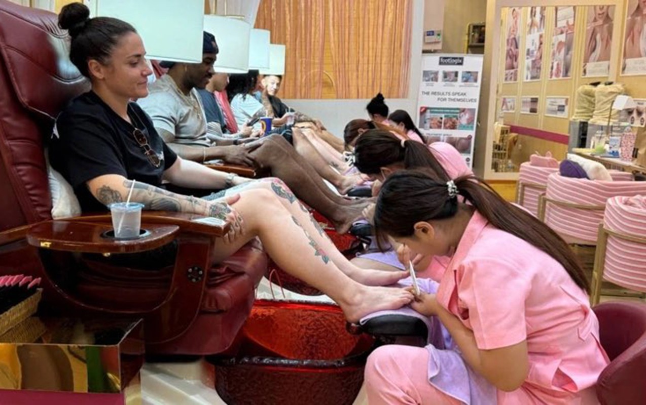 286 gün sonra gəmidən düşüb pedikürə getdilər