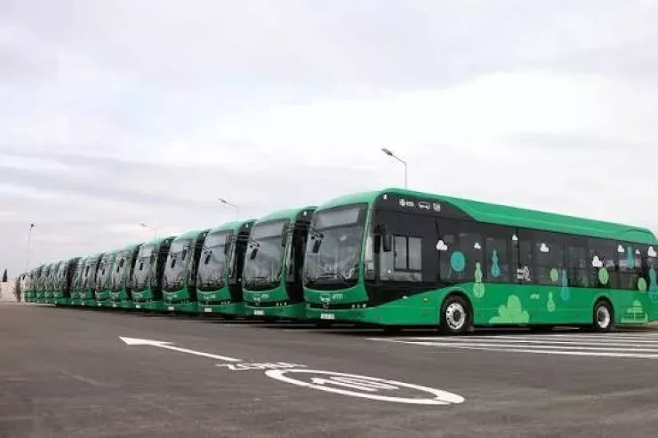 Sürücü qızları mindirdi, kişini avtobusa buraxmadı -