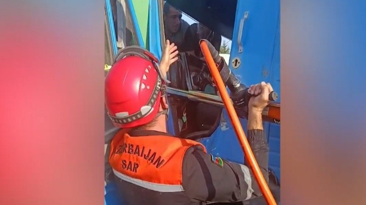 “KamAZ”da sıxılı vəziyyətdə qalan şəxsin xilası -