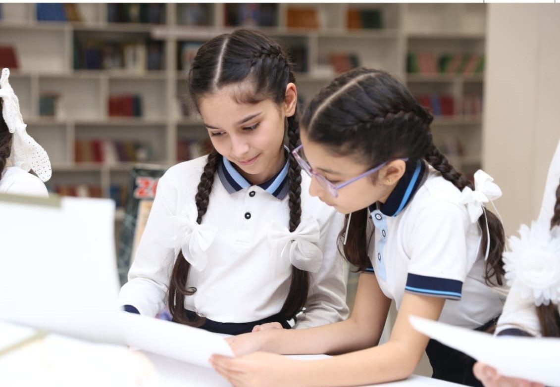 Qızların məktəbdə sırğa taxması qadağan edilir? -