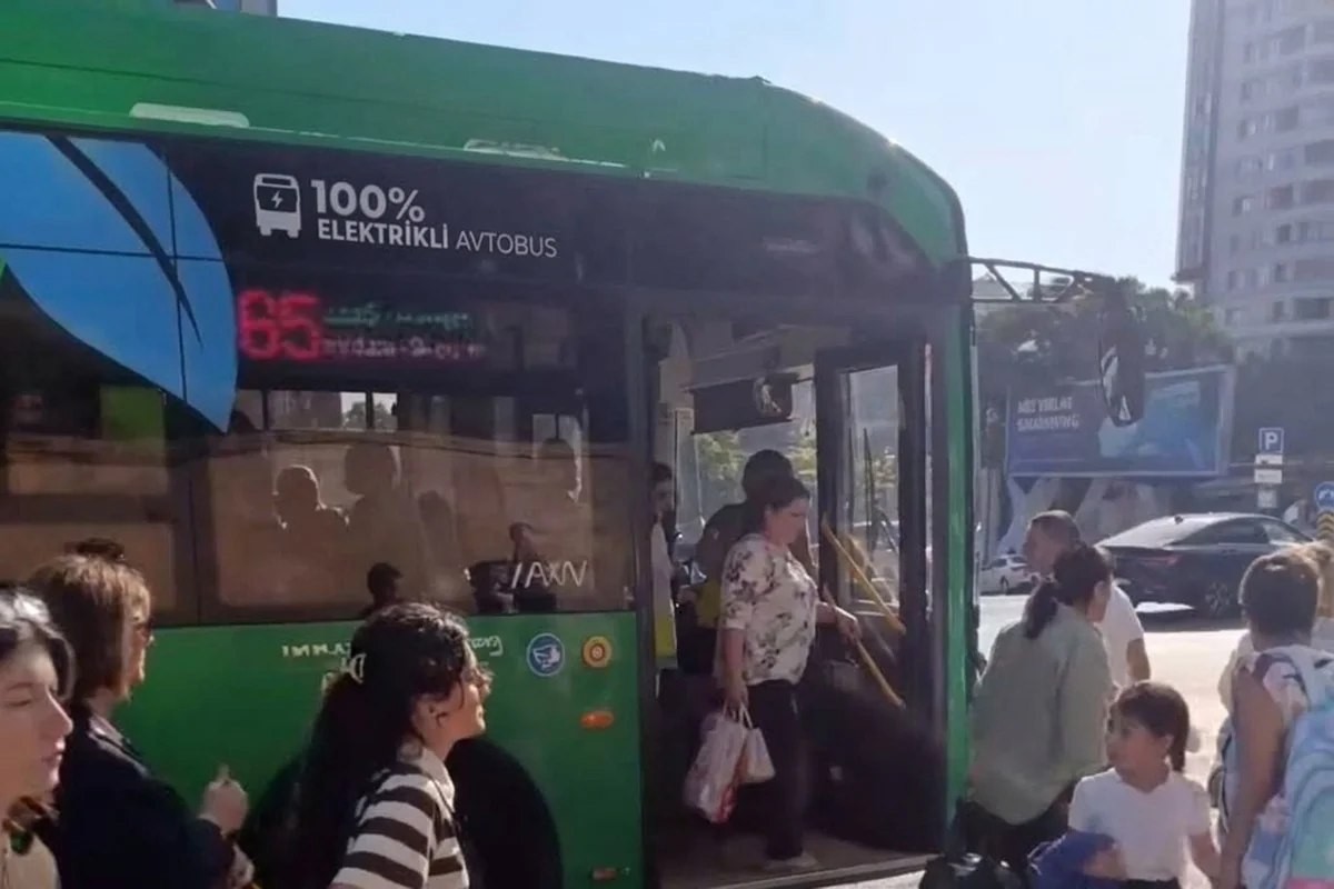 Bakıda elektrikli avtobus yolda qaldı: Sərnişinlər düşürüldülər -