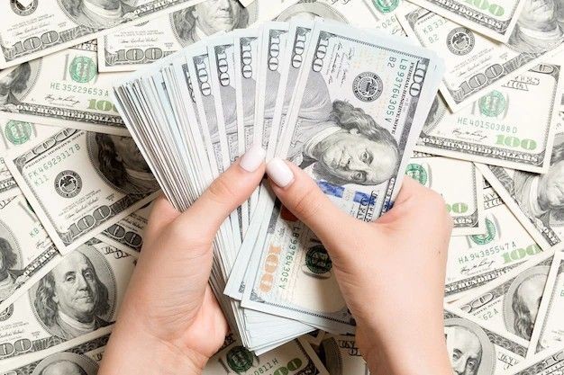 İş adamı sevgilisinə hədiyyə etdiyi 369 min dolları geri istədi