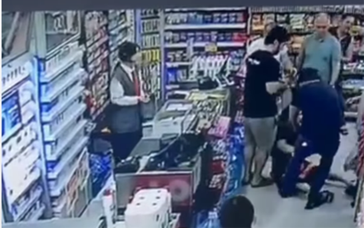 Bakıda kişi arvadını marketdə, autizm​li övladının gözü qarşısında döydü -