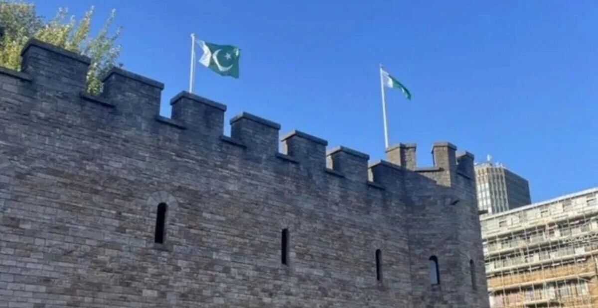 Kardiff qalasında Pakistan bayrağı qalmaqala səbəb oldu - Britaniyada siyasi qarşıdurma