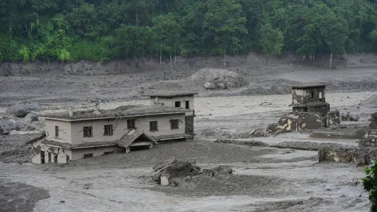 Nepalda 10 gün sonra dağıntılar altından daha iki nəfər sağ tapıldı -