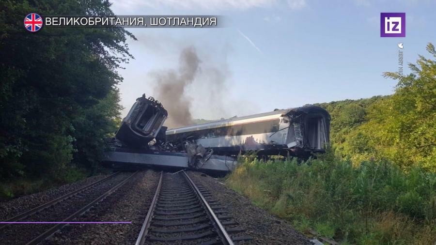 Train crashes into truck at railway crossing in Poland - Video