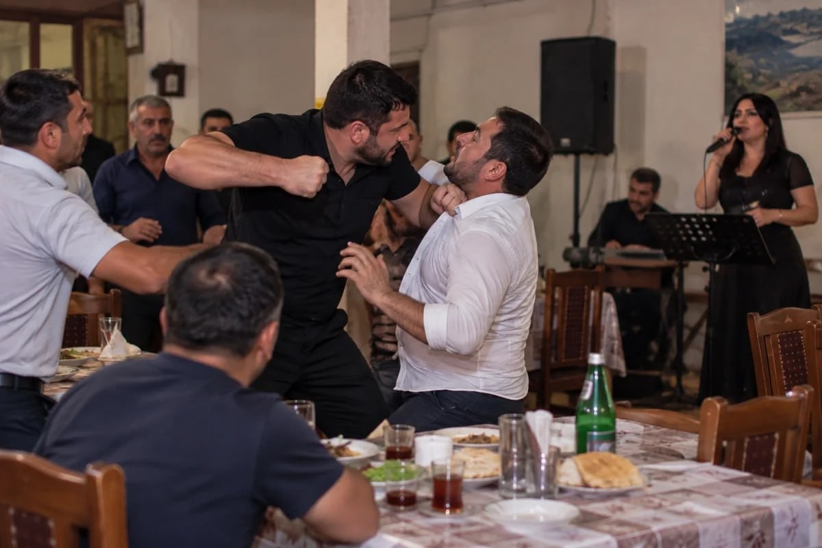 Bərdədə restoranda dava: Administrator müğənninin sevgilisini döydü -