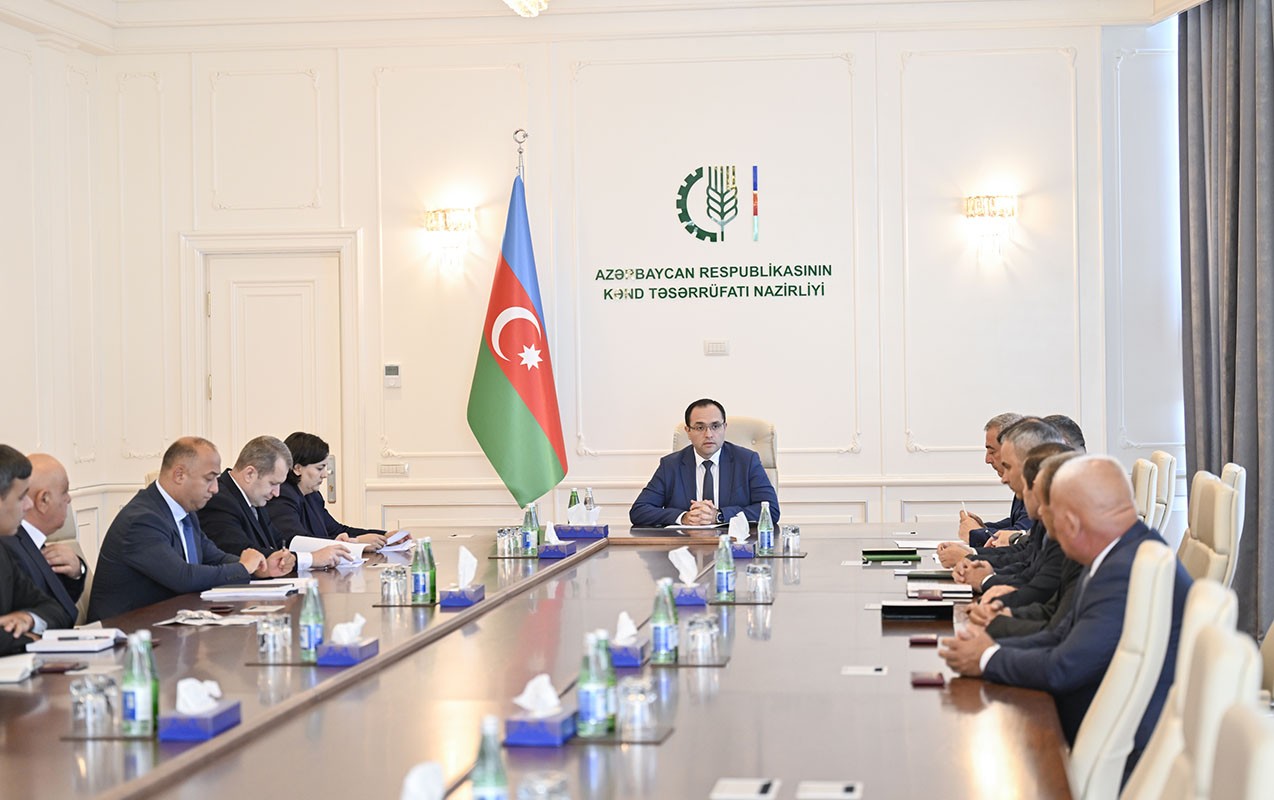 Nazir əməkdaşlarına “Dövlət qulluğunda fərqlənməyə görə” medal və vəsiqələri təqdim etdi -