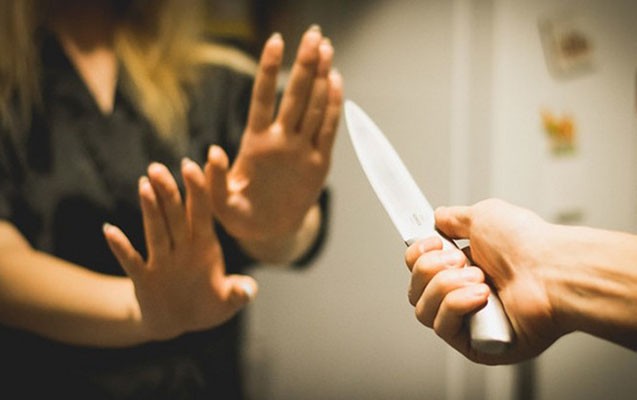 39 yaşlı qadın bıçaqlandı - Şübhəli qardaşıdır