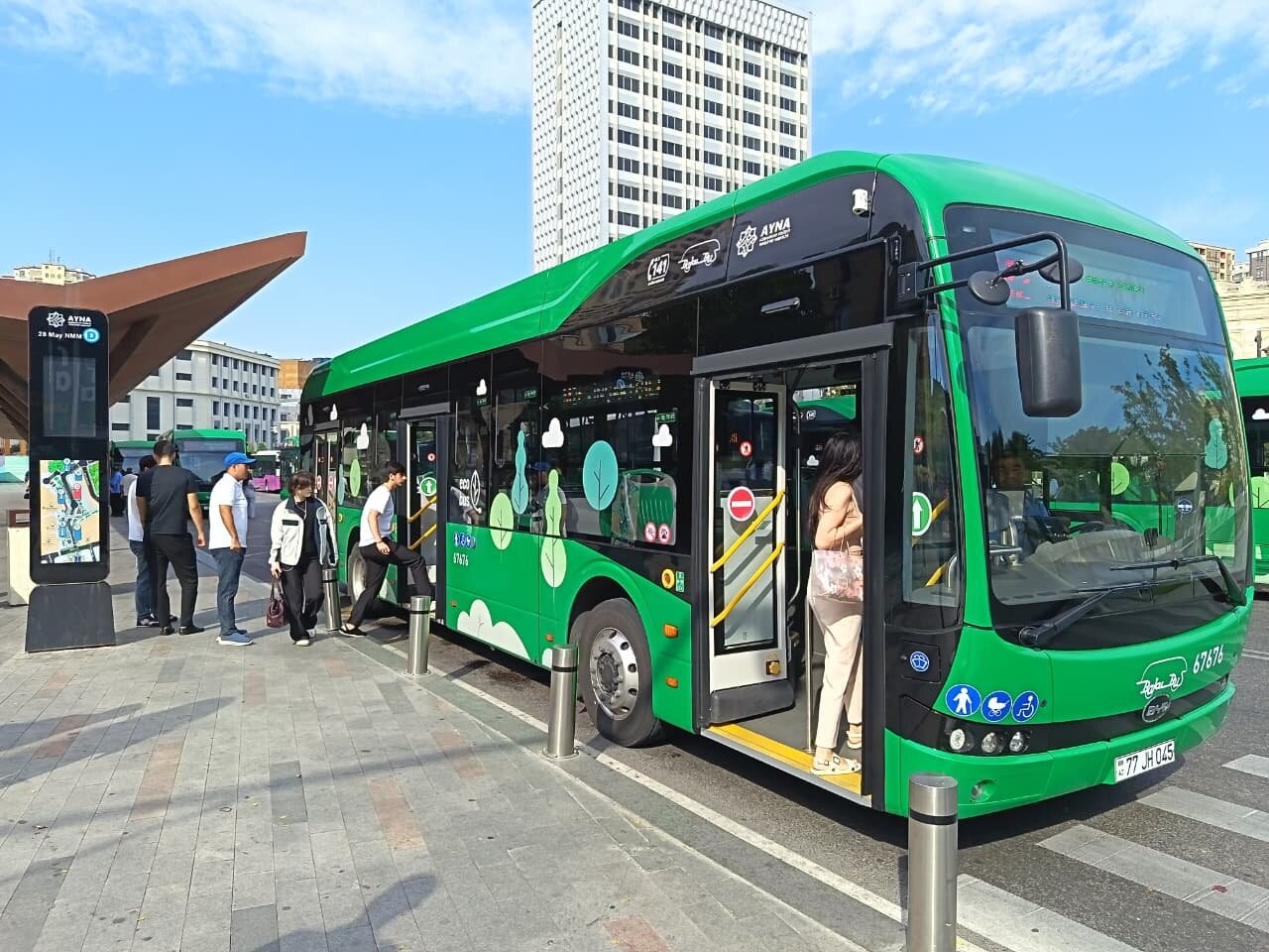 33 nömrəli avtobusda sərnişinlərlə sürücü arasında dava - VİDEO