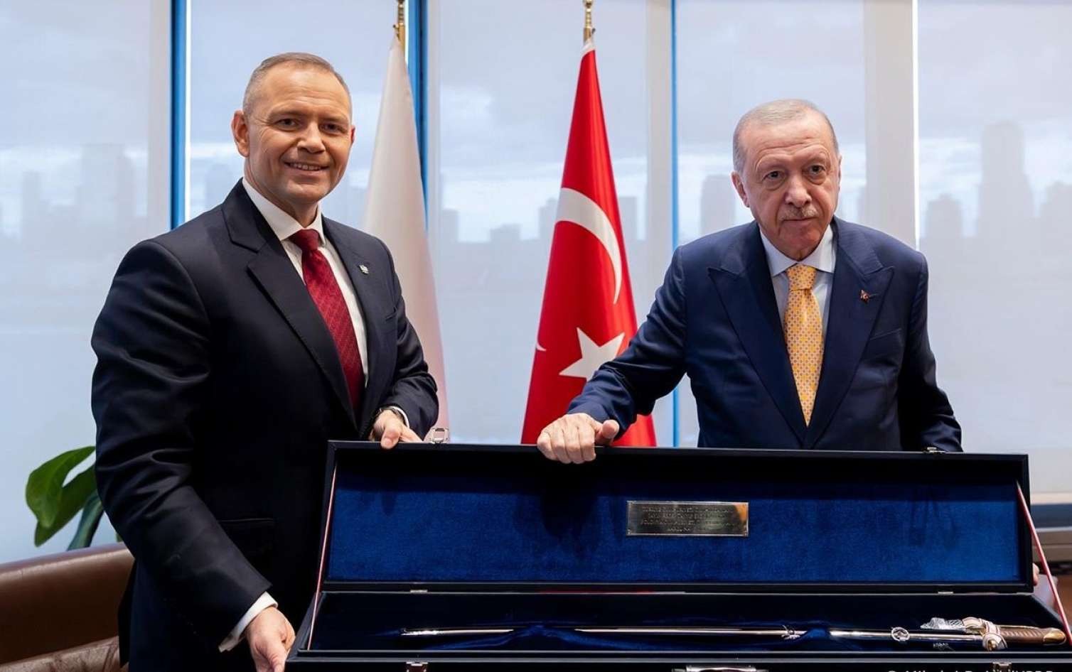 Ərdoğanın silah hədiyyəsinə qılıncla cavab verdi