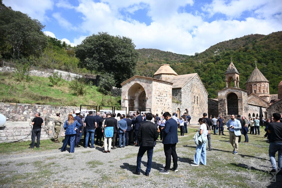 Diplomatlar Xudavəng monastır kompleksinə gediblər