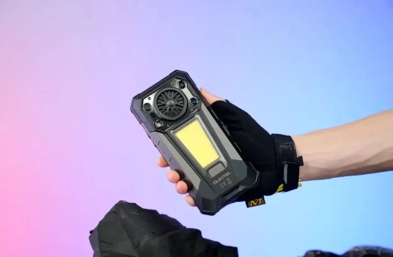 Çaxmaqla təchiz edilən ilk smartfon -