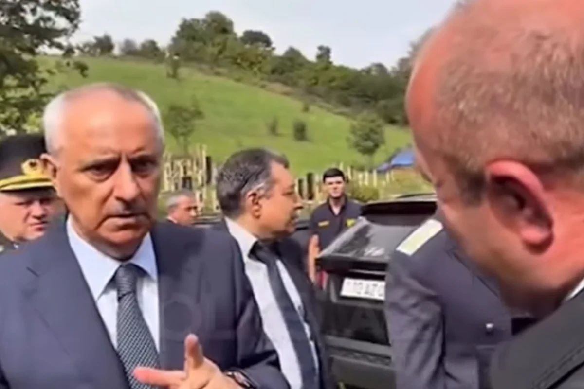 İcra başçısı məmuru qəbiristanlıqda danladı: "Camaatın ağzından vurmayın" - VİDEO