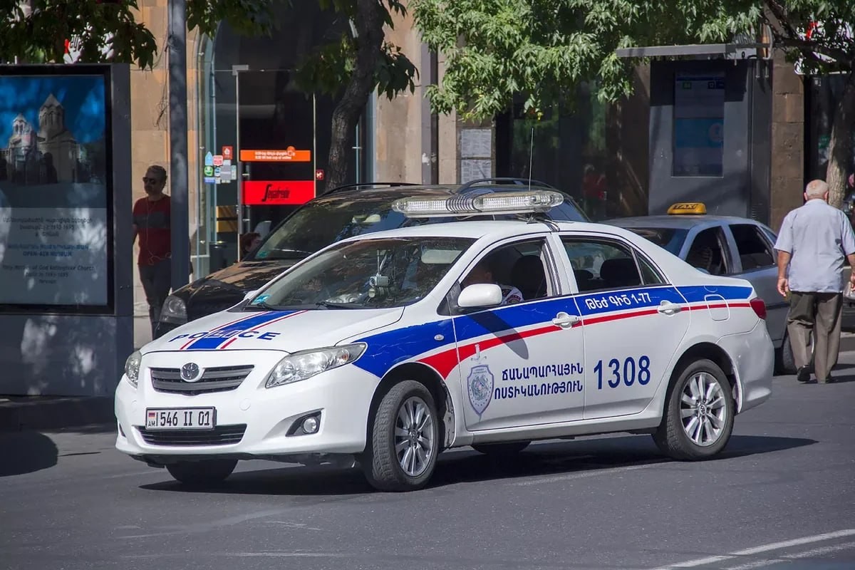 Ermənistanda iki polis güllələndi