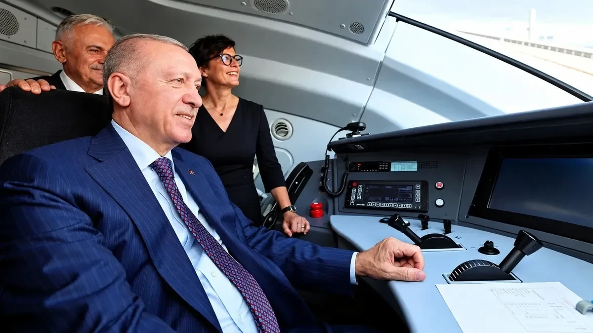 Erdoğan yeni sürətli qatarın sükanı arxasında -