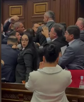 Ermənistan parlamentində iqtidarla müxalifət deputatları arasında dava - VİDEO