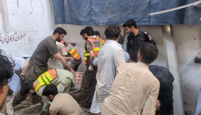 Pakistanda məktəbin damı uçdu: Müəllim və 21 şagird öldü