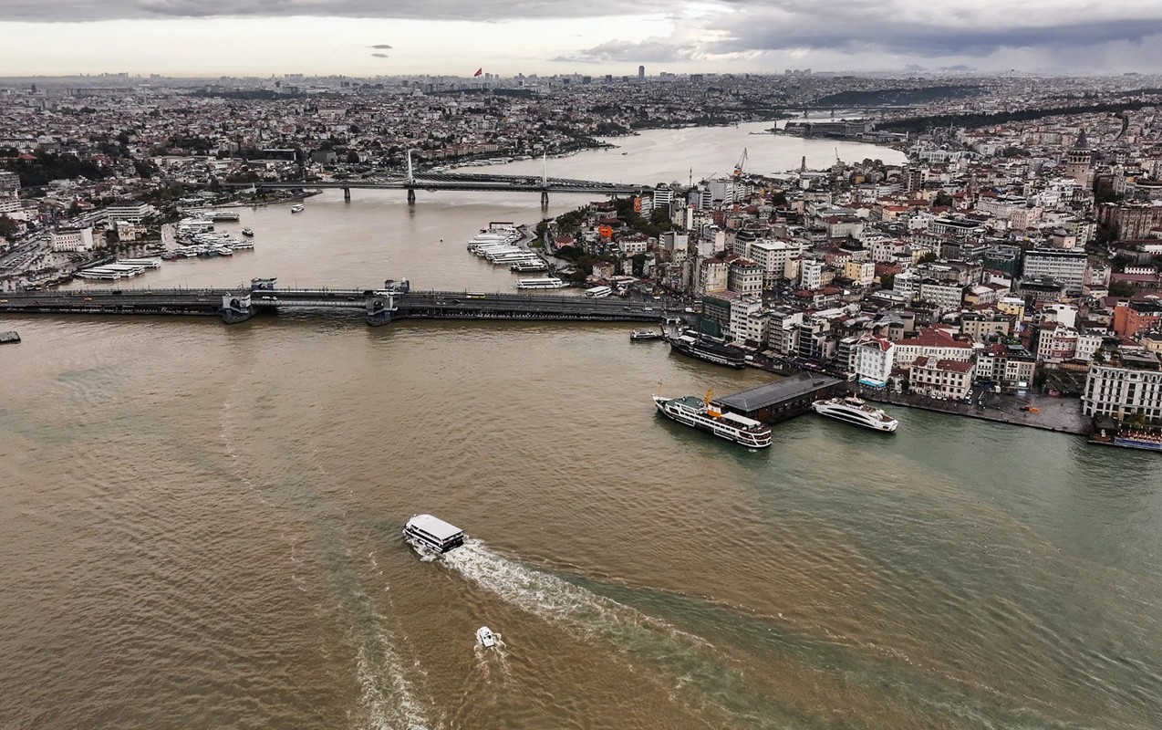 İstanbul boğazında fərqli mənzərə - Dəniz qəhvəyiyə boyandı-Fotolar