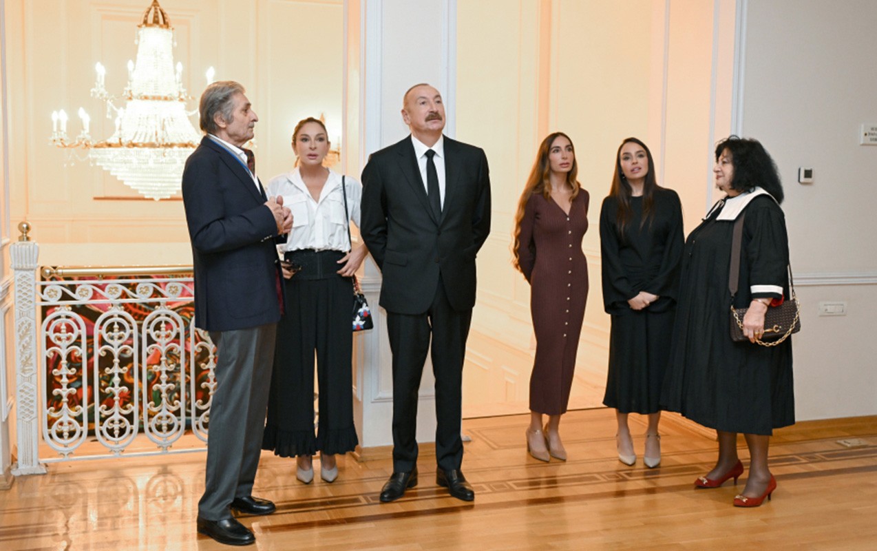Prezident və ailə üzvləri sərgi ilə tanış oldu - Foto