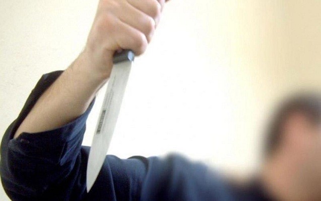 29 yaşlı gənc boğazından bıçaqlandı - Şübhəli atasıdır