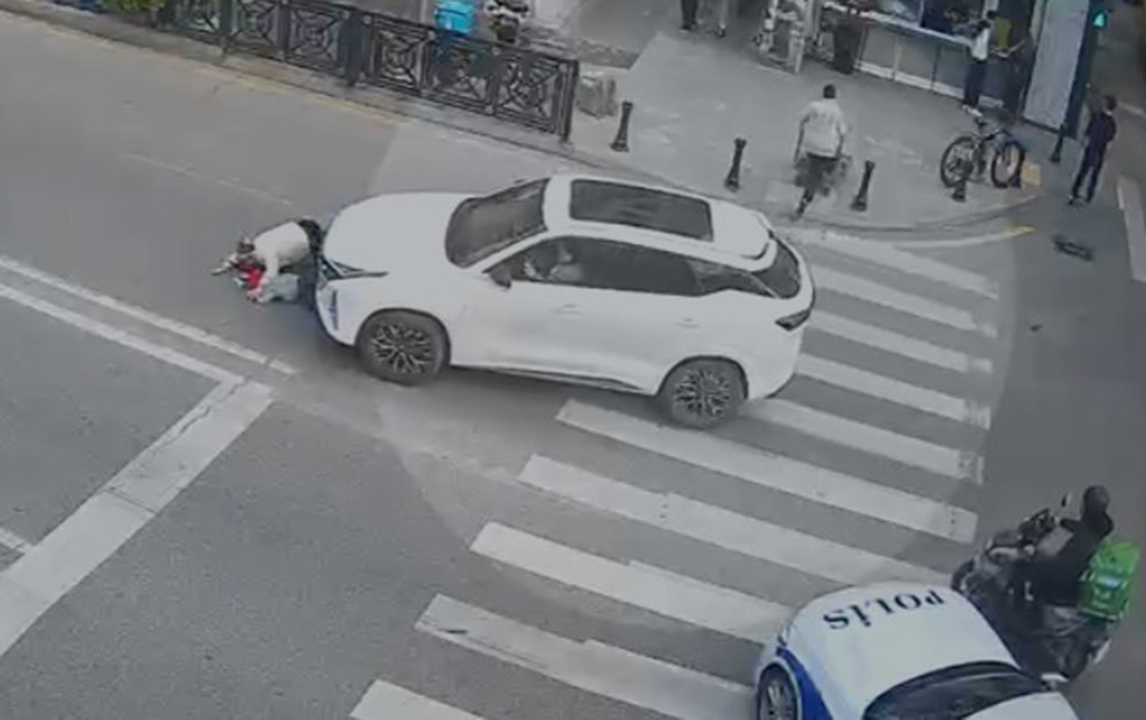 Piyada keçidində maşınla ana ilə uşağının üstündən keçdi -
