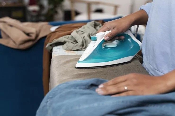 Bakıda kişi şalvarı ütüləməyən arvadını döydü -