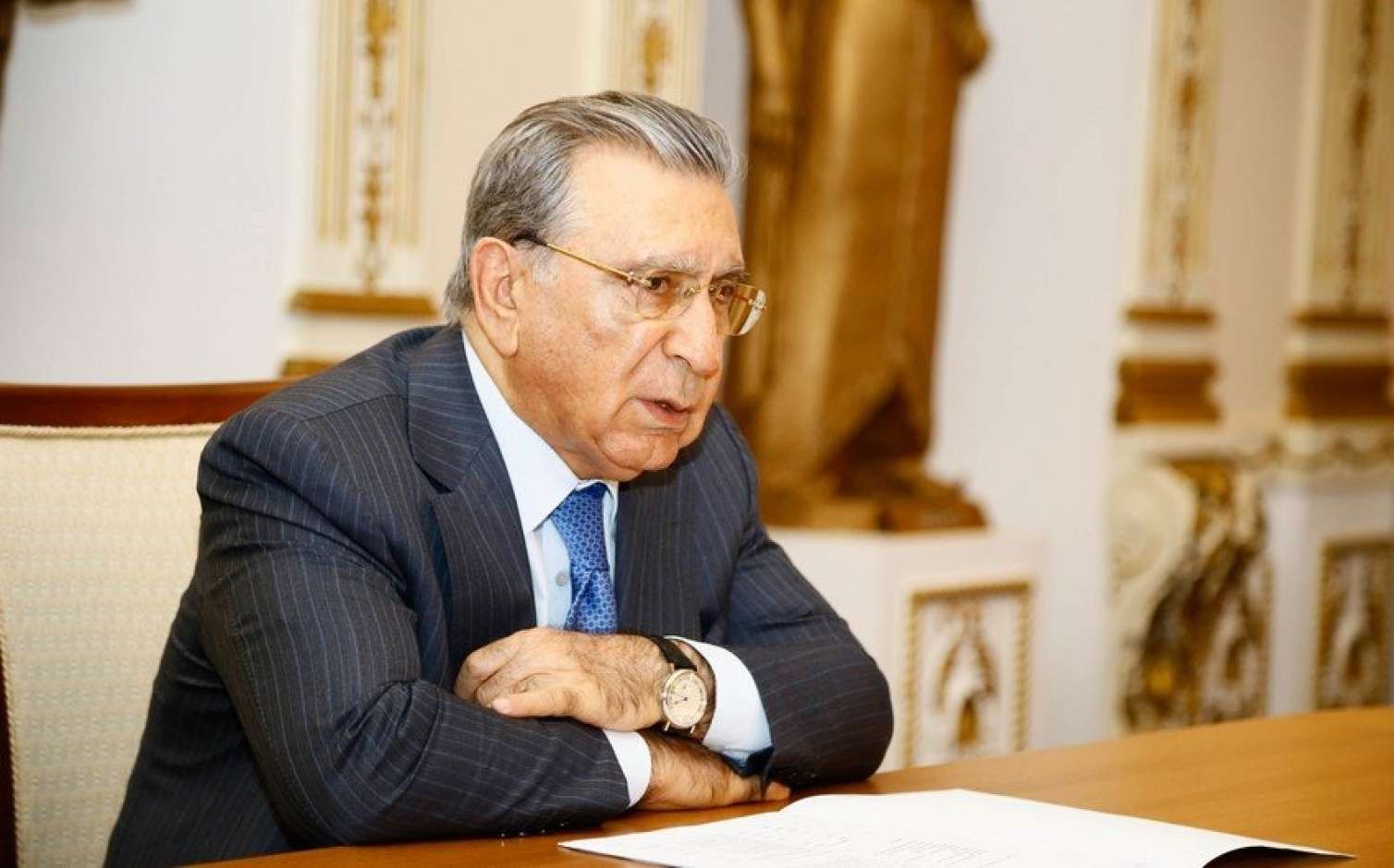 Mehdiyev məhkəməyə divanda uzanmış halda qoşulub