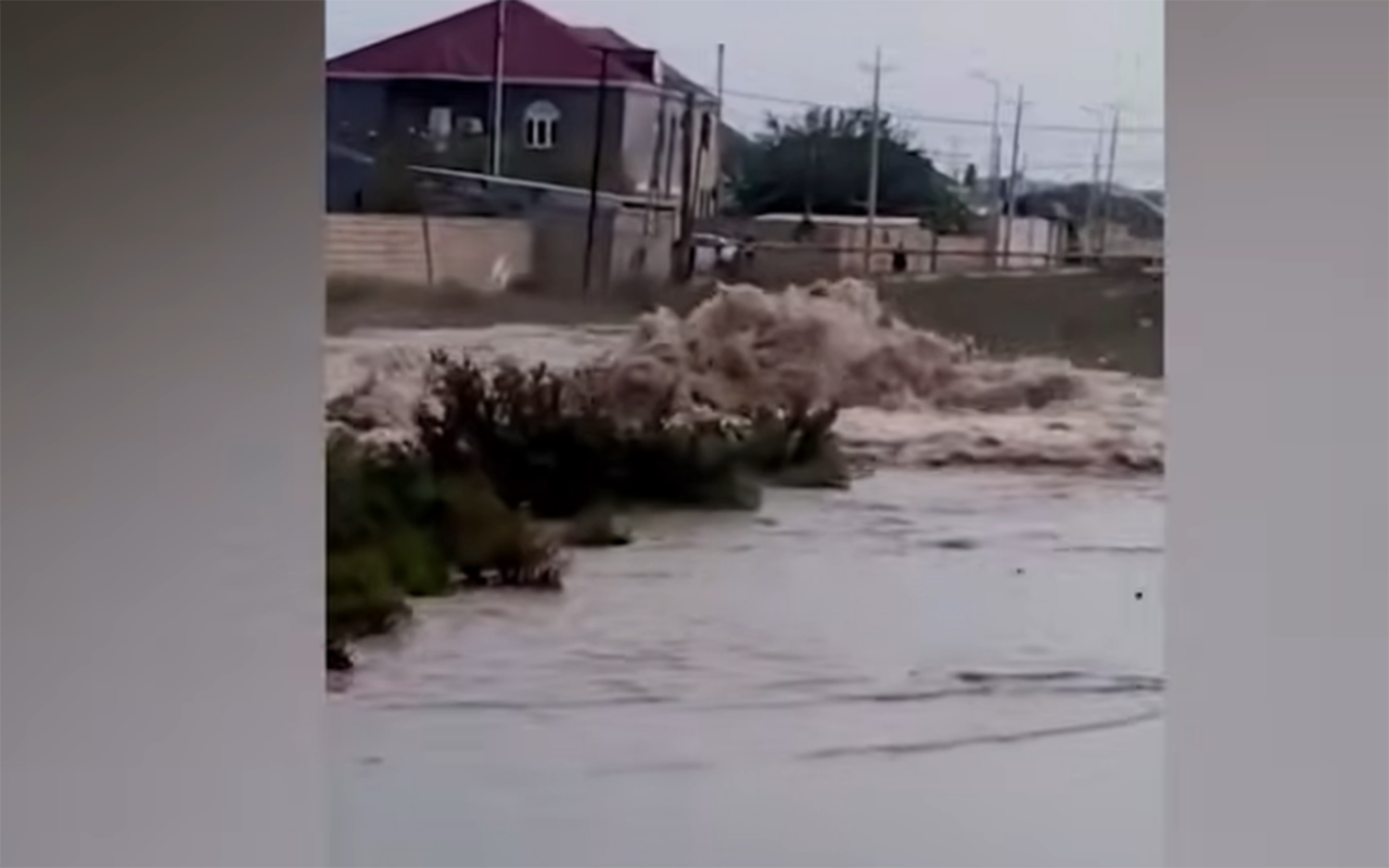 Sumqayıtda kəmər partlayıb, evləri su basıb - Video