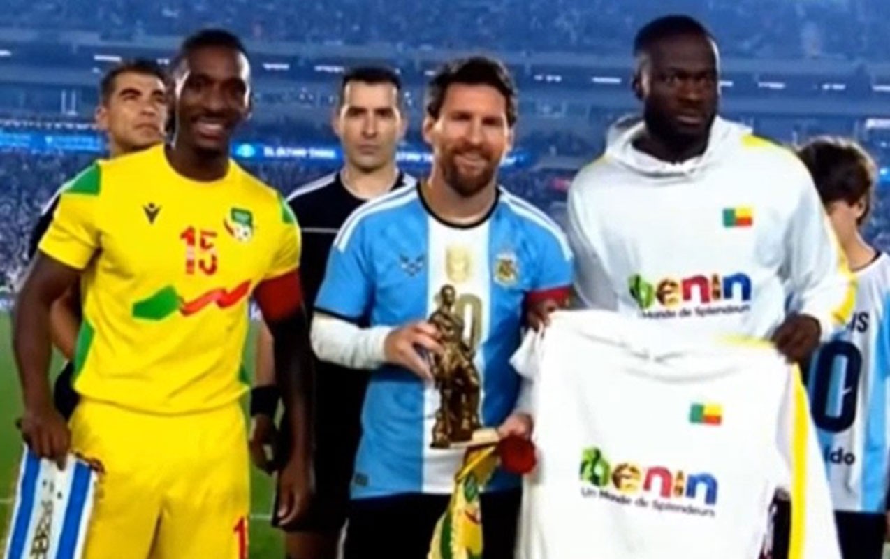 “Neftçi”nin futbolçusu Messiyə hədiyyə verdi - Video