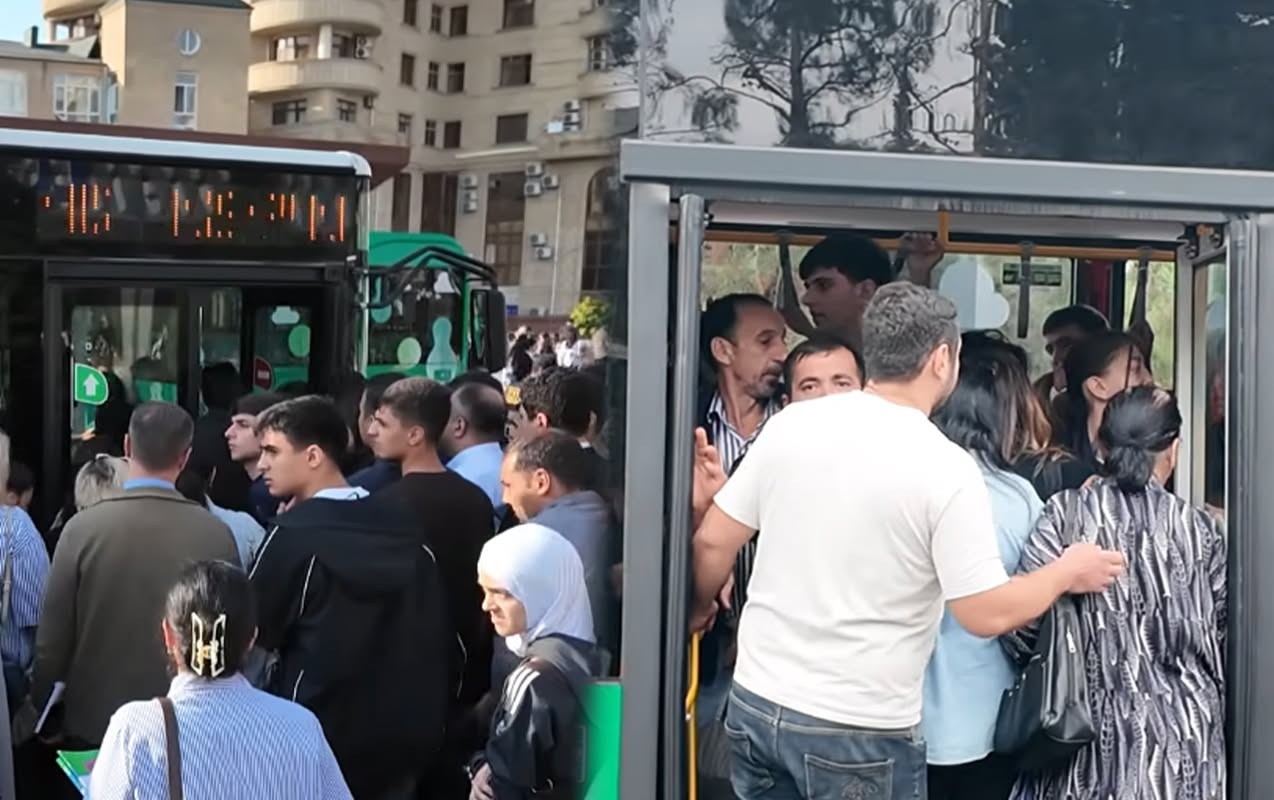 İnsanların günü yollarda keçir... - “30-40 dəqiqə avtobus gözləyirik” - Video