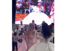 Türkiyədə gəlinlə anası Aysunun mahnısına rəqs edib ağladı - (Video)