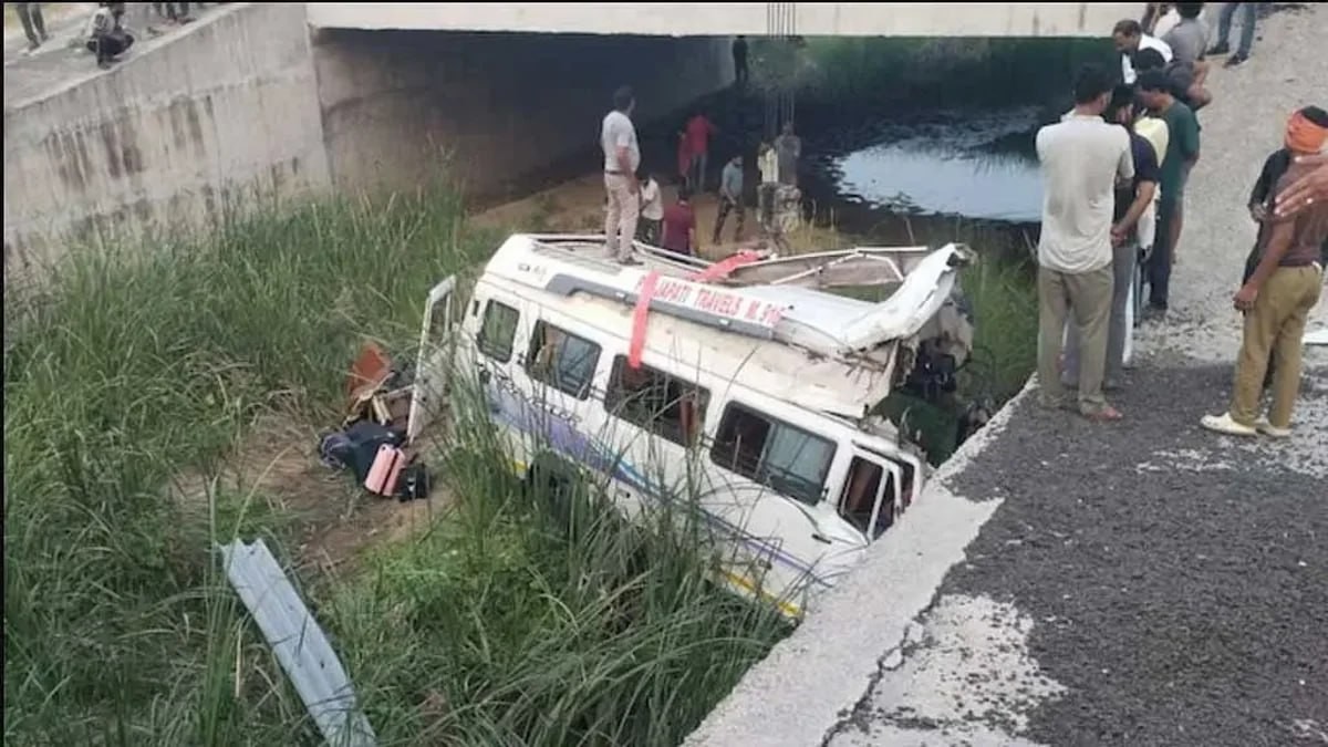 Hindistanda içində zəvvarların olduğu avtobus aşıb -