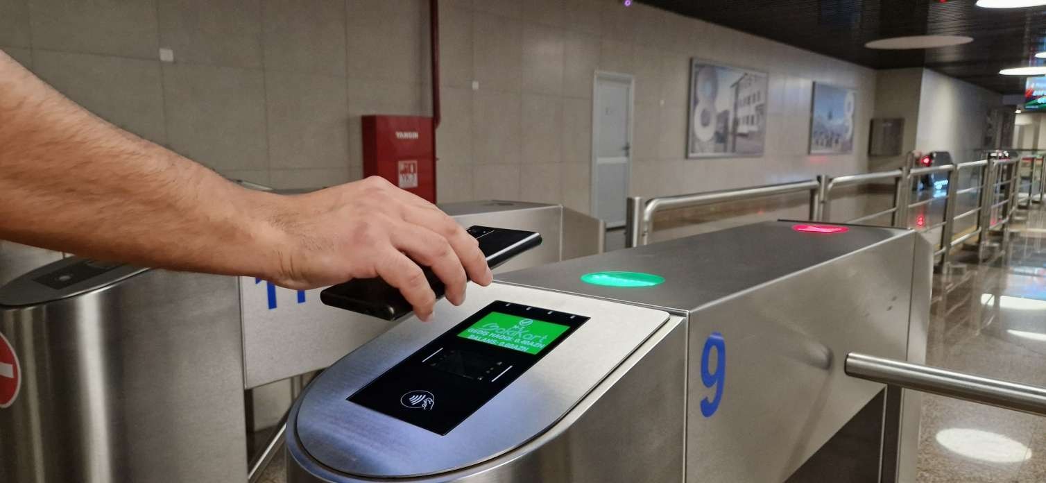 Metrodan istifadə edən sərnişinlər...