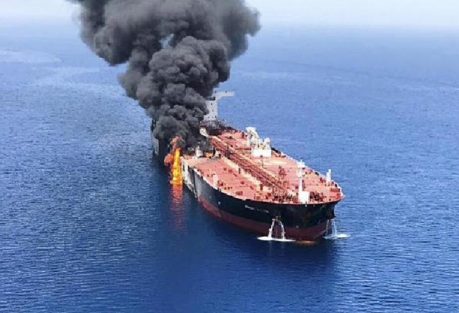 Hörmüz boğazında gəmi qanadlı raketlə vuruldu