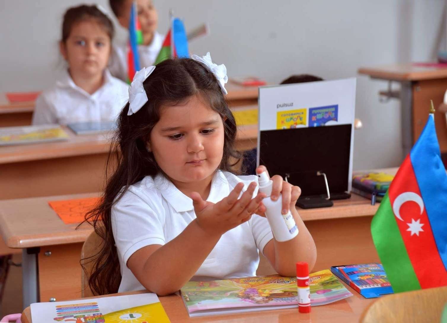 Məktəbli forması dini azadlıqları məhdudlaşdırır?