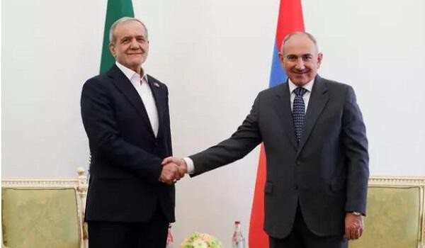 Pezeshkian meets Pashinyan in Armenia - Video
