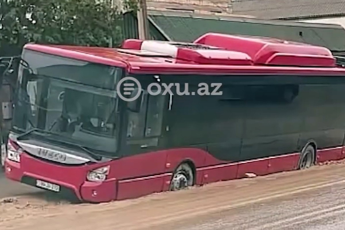 Avtobus yolda yaranan çuxura düşdü - Video